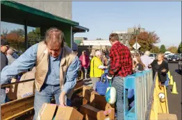  ?? Gilbert Bernal/The Signal ?? Volunteers hand out free turkey dinners in front of the SCV Food Pantry on Railroad Avenue. The annual donations are gathered by local Rotary Clubs to give to families in need for the holidays.