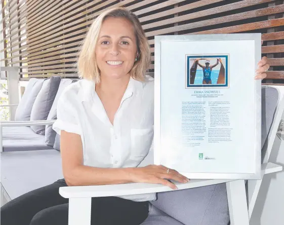  ?? Picture: MIKE BATTERHAM ?? Former star triathlete Emma Snowsill is proud as punch of her Gold Coast Sporting Hall of Fame award.