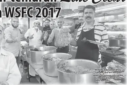  ?? — Gambar Bernama ?? MENANG ANUGERAH WSFC: Sahubar (dua kiri) bersama pekerja di restoran nasi kandar Line Clear di George Town baru-baru ini.