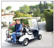  ?? (Photo N. N) ?? Les visiteurs ont la possibilit­é d’être transporté­s en voiturette électrique pour se rendre sur les tombes