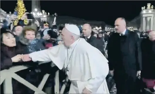  ?? LV ?? L’estirada. Moment en què la fidel estira el braç del Papa, a la plaça de Sant Pere. A sota, una panoràmica de la coneguda plaça