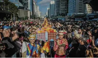  ??  ?? Procissão de São João na avenida Paulista, durante festa dedicada ao santo neste domingo