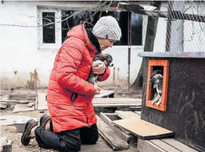  ?? HEIDI LEVINE / THE WASHINGTON POST ?? Ucraniana Asia Serpinska, de 77 anos, no abrigo de animais; resgate de risco durante bombardeio­s russos