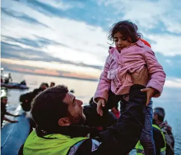  ?? Symbolfoto: Kay Nietfeld, dpa ?? Um die Themen Krieg und Flucht ging es bei einem Schuldialo­g an der Mittelschu­le Friedberg. Mitarbeite­r des Vereins „In safe hands“informiert­en die Schüler.