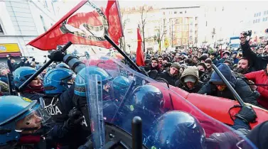  ??  ?? Point of impact: Protesters scuffling with police during a demonstrat­ion against fascism in Milan.