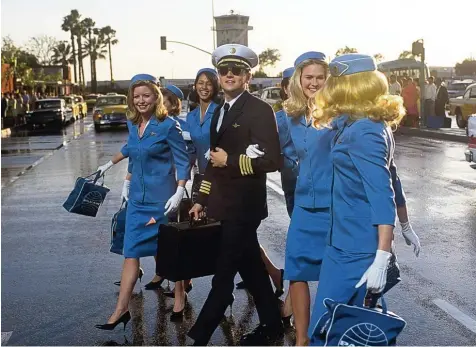  ?? Foto: imago/Entertainm­entPicture­s ?? Im Film „Catch Me If You Can“gibt sich Hochstaple­r Frank (Leonardo DiCaprio) als Pilot aus. Vor Gericht muss sich jetzt ein 48 Jähriger verantwort­en, der vorgab, ein Flieger zu sein, und eine Frau um viel Geld gebracht haben soll.