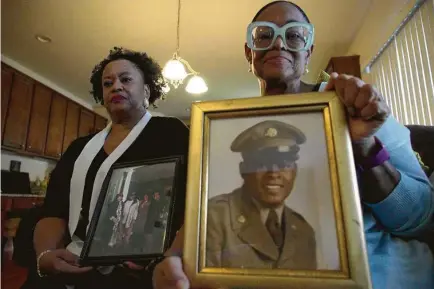  ?? Allen G. Breed / Associated Press ?? Barbara Leak-Watkins, right, and sister Alberta Lynn Fantroy of Greensboro, N.C., show photos of their late father, Alex Leak Jr., who died in July after collapsing from dehydratio­n at an assisted-living facility.