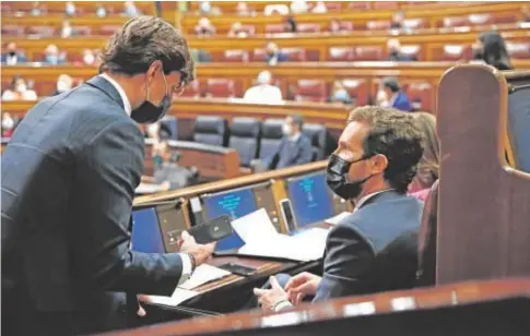  ?? // JAIME GARCÍA ?? Pablo Montesinos y Pablo Casado, ayer en el pleno del Congreso de los Diputados