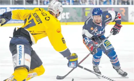  ?? ARCHIVFOTO: FELIX KÄSTLE ?? Robbie Czarnik (re.) spielte bereits 2018/19 für die Ravensburg Towerstars, zur kommenden Saison kehrt der Stürmer zurück.