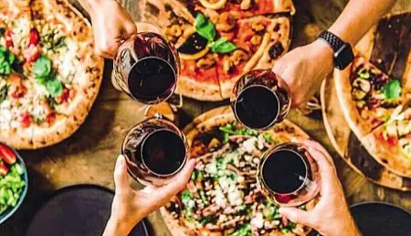  ?? ?? Il brindisi
Vino rosso ideale sulle pizze dai gusti assortiti