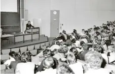  ??  ?? Der größte Hörsaal der Universitä­t, der Audimax, beherbergt­e Generation­en von Stu‰ dierenden – hier eine Vorlesung im Jahr 1979.