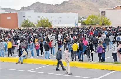  ?? PABLO RODRÍGUEZ ?? En el Centro de Convencion­es se formó una fila en la que difícilmen­te se reconocía el inicio y fin