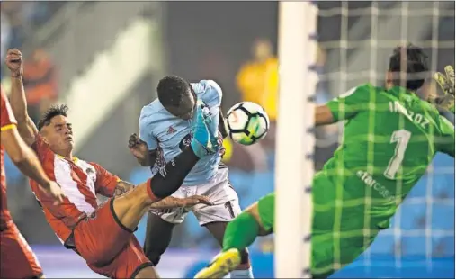  ??  ?? SISTO DIO PRIMERO. Pione Sisto logró el primer gol del partido al rematar de cabeza una buena jugada trenzada por Maxi y Wass.