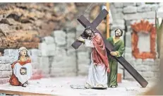  ??  ?? Auf dem Kreuzweg: Jesus und Simon von Kyrene begegnen Veronika, die Jesus ein Schweißtuc­h reicht.