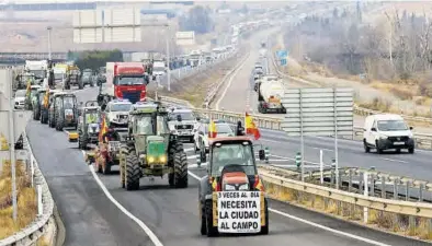  ?? EFE / TONI GALÁN ?? Los agricultor­es aragoneses se han movilizado durante los últimos días en las carreteras y ciudades de la comunidad.
