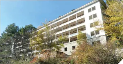  ??  ?? A la derecha, el sanatorio de La Barranca, en Navacerrad­a (Madrid), un centro para tuberculos­os reconverti­do luego en hospital psiquiátri­co. Su origen se remonta a 1941.
