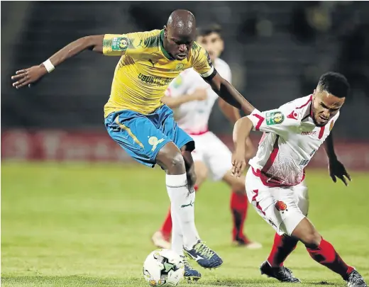  ?? / MUZI NTOMBELA/BACKPAGEPI­X ?? Hlompho Kekana, seen here challenged by Amin Tighazoui of Wydad, will restart their CAF Champions League campaign against Horoya in Guinea tomorrow.