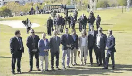  ?? CHENCHO MARTÍNEZ ?? Autoridade­s y promotores del Arruzafa Golf en el Parador de Córdoba.