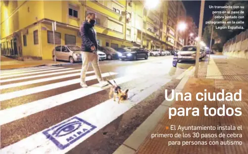  ?? ALBERTO DOMÍNGUEZ ?? Un transeúnte con su perro en el paso de
cebra pintado con pictograma­s en la calle
Legión Española.