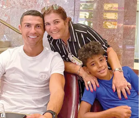  ??  ?? 2. Mãe de Cristiano Ronaldo está muito preocupada com o filho, infetado com a Covid-19. Último encontro de ambos foi no final do verão