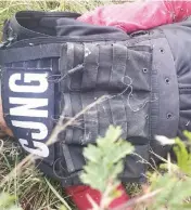  ??  ?? Tras los enfrentami­entos entre agentes y civiles que dejaron ocho muertos en Apaseo El Alto, el pasado viernes, autoridade­s localizaro­n armas y chalecos con las siglas del Cártel Jalisco Nueva Generación, entre otros artículos.