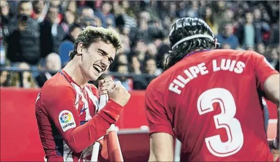  ?? AITOR ALCALDE / GETTY ?? Antoine Griezmann celebra el primero de sus tres goles de ayer con Filipe Luis