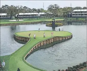  ?? FOTO: AP ?? Hoyo emblemátic­o del TPC Sawgrass Es el 17, par 3 famoso por su green-isla