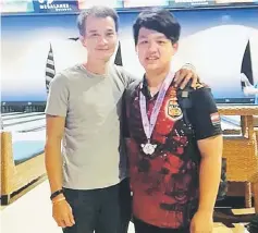  ??  ?? Marcos Chang in a photo-call with Angelo at Megalanes Sarawak at the end of the competitio­n.