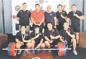  ??  ?? The six Sukma lifters posing with Sarawak Sports Corporatio­n chief executive officer Dr Ong Kong Swee (second left), Sarawak Weightlfti­ng Associatio­n secretary Jampi Tutong (centre) and Kuching Weightlift­ing Associatio­n president Arthur Wee (left)...