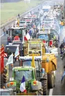  ?? ?? Reclamo. Decenas de tractores, ayer, al bloquear la autopista A4, en París.