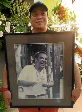  ?? —TOTEL DE JESUS ?? Randell Topacio holding a framed photo of his beloved uncle and second father