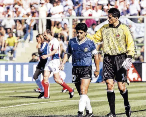  ?? GETTY IMAGES ?? Ivkovic, junto a Maradona, en el partido que enfrentó a Argentina y Yugoslavia en los octavos de final del Mundial de Italia //