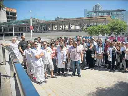  ?? ANA JIMÉNEZ ?? Gest de protesta del comitè d’empresa del Parc Salut Mar davant les obres aturades d’urgències