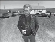  ?? JIM MONE/AP PHOTO ?? Randy Weaver, the object of the Ruby Ridge siege, visits with the media at the main FBI roadblock outside the Freemen compound in Montana on April 27, 1996.