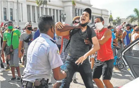  ?? // AFP ?? Un hombre es arrestado durante las protestas en La Habana del 11 de julio de 2021