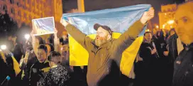  ?? ?? l Ucranianos se reúnen en el Centro de Kiev para celebrar la toma de la ciudad de Jersón, Ucrania.