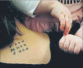  ??  ?? Anna y las manos de la pequeña Siena Tiene tatuadas las fechas de nacimiento de sus hijos