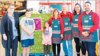  ?? PICTURE / SUPPLIED ?? Women’s Refuge chief executive Dr Ang Jury (left), Judd Warbrick and Jazmyn Warbrick with Bunnings team members Helen Russo, Russell Foley, Suzzy Amosa and complex manager Jeff Hirawani, joining forces for Christmas.