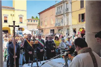  ?? FOTO: PRIVAT ?? Die Messe auf der Piazza Gonzaga. Links Kirchheims Bürgermeis­ter Willi Feige, daneben Solarolos Bürgermeis­ter Fabio Anconelli.