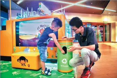  ?? PROVIDED TO CHINA DAILY ?? A volunteer from Aihuishou teaches children about electronic waste collection.