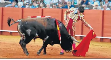  ?? ?? El novillero jiennense, aquí al natural, se proclamó justo vencedor de la final pese a no haber podido matar a su enemigo.