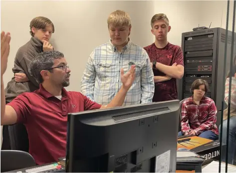  ?? (Special to The Commercial/University of Arkansas System Division of Agricultur­e) ?? Kerry Rodtnick, extension videograph­er for the University of Arkansas System Division of Agricultur­e, explains the ins and outs of video production to members of the 4-H Video Crew.