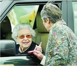  ?? AP ?? Isabel II, sonriente, saluda a un conocido, en la jornada ecuestre