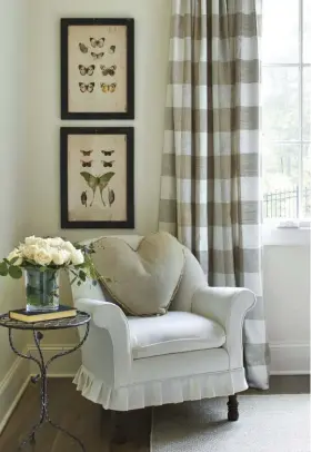  ??  ?? (top, left) Continuing the cottage feel, Lisa added whimsy and touches of the French countrysid­e for the in-law suite bedroom. “I especially love the bird chandelier and the large-scale gingham drapes with ties,” she says.