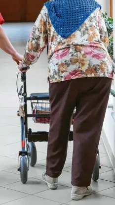  ?? Foto: Jens Kalaene, dpa ?? Das Leben im Pflegeheim schlägt mit hohen monatliche­n Kosten zu Buche. Oft zehrt dies alles auf, was im Laufe eines Lebens gespart wurde.