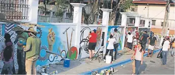  ??  ?? APORTE. Artistas sampedrano­s decoraron con pinturas el muro perimetral de la Casa de la Cultura.