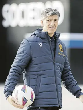  ?? FOTO: UNCITI ?? Imanol Alguacil se dirige al entrenamie­nto realista en Zubieta.