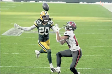  ?? MORRY GASH / AP ?? Tampa Bay Buccaneers' Scott Miller catches a 39-yard touchdown pass in front of Green Bay Packers' Kevin King during Sunday’s NFC championsh­ip game.