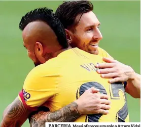  ??  ?? PARCERIA. Messi ofereceu um golo a Arturo Vidal