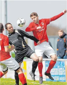  ?? FOTO: VOLKER STROHMAIER ?? Der SV Eberhardze­ll (rechts Luca Mühlbach) gewann das Kellerduel­l gegen den SV Äpfingen (hier Andreas Paal).